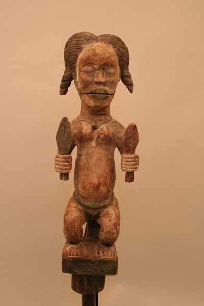 Ogoni (marionette), d`afrique : Nigéria., statuette Ogoni (marionette), masque ancien africain Ogoni (marionette), art du Nigéria. - Art Africain, collection privées Belgique. Statue africaine de la tribu des Ogoni (marionette), provenant du Nigéria., 621/289.Vieille Marionette Ogoni.Elles étaient utilisées pour les divertissements.
H.sans la poignée 60cm.+19cm de poignée. Elle a une tige en fer dans le dos,qui fait bouger la machoire articulée.Dans la machoire sont insérées des dents de bois. Bois,tissus,pigments:noir,blanc,rouge,vert et du fer. première moitié du  20eme sc.(Nafaya). art,culture,masque,statue,statuette,pot,ivoire,exposition,expo,masque original,masques,statues,statuettes,pots,expositions,expo,masques originaux,collectionneur d`art,art africain,culture africaine,masque africain,statue africaine,statuette africaine,pot africain,ivoire africain,exposition africain,expo africain,masque origina africainl,masques africains,statues africaines,statuettes africaines,pots africains,expositions africaines,expo africaines,masques originaux  africains,collectionneur d`art africain